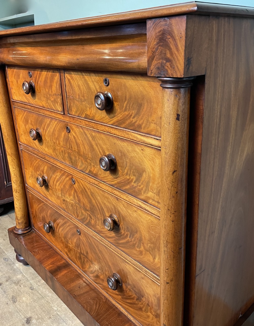 Victorian mahogany chest of drawers of column corners View V