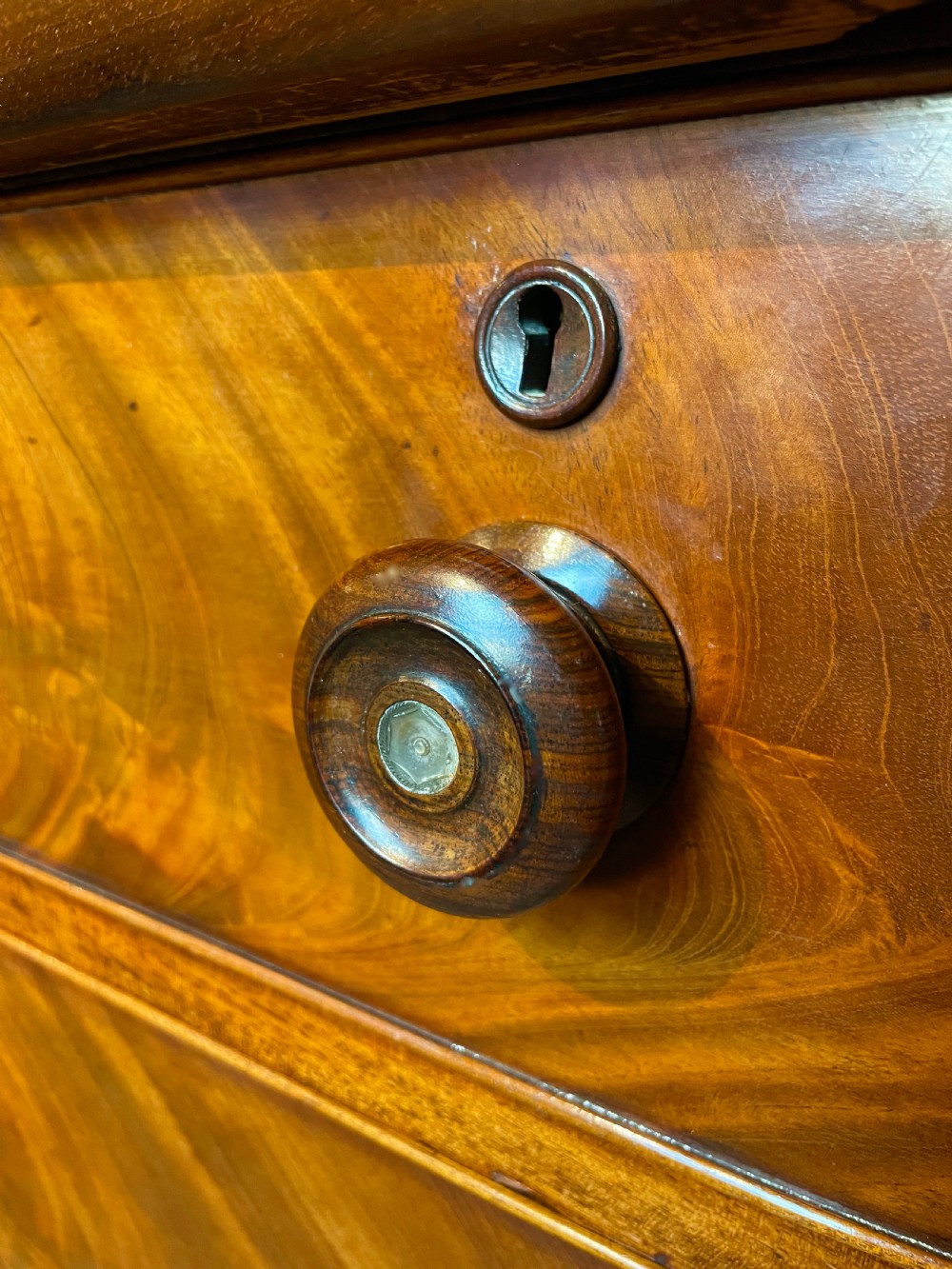 Victorian mahogany chest of drawers of column corners View VI