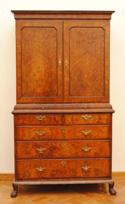 Early 18th Century Walnut Cabinet on Chest.