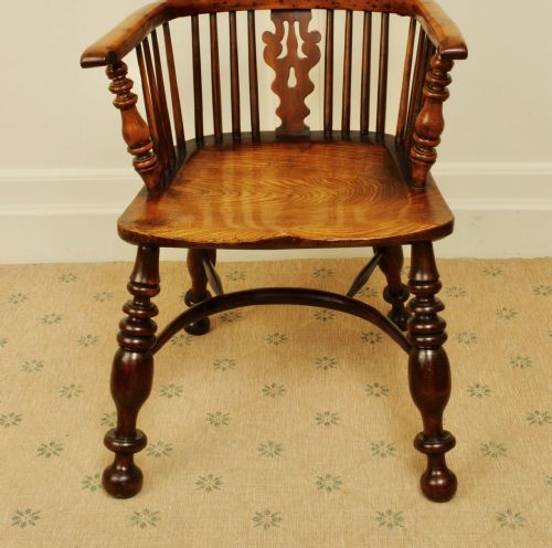 A 19TH CENTURY YEW WOOD WINDSOR ARMCHAIR OF LARGE SCALE - ADDITIONAL PHOTO 1