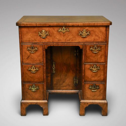 AN EARLY 18TH CENTURY WALNUT SECRETAIRE KNEEHOLE DESK - ADDITIONAL PHOTO 2