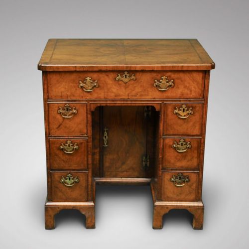 AN EARLY 18TH CENTURY WALNUT SECRETAIRE KNEEHOLE DESK - ADDITIONAL PHOTO 3