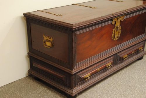 LARGE 19TH CENTURY PORTUGUESE TEAK RIPPLE MOULDED COFFER - ADDITIONAL PHOTO 5