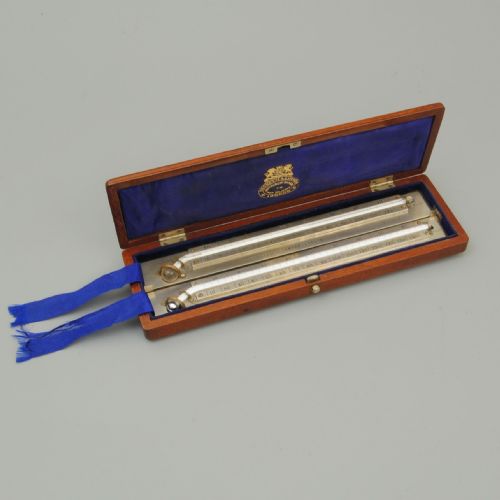 A CASED PAIR OF MAX AND MINIMUM TEMPERATURE THERMOMETERS - ADDITIONAL PHOTO 2