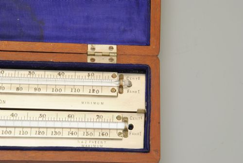 A CASED PAIR OF MAX AND MINIMUM TEMPERATURE THERMOMETERS - ADDITIONAL PHOTO 3