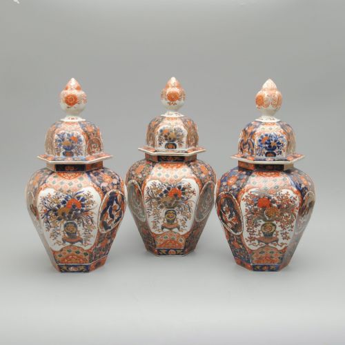 A TRIO OF JAPANESE IMARI LIDDED VASES - ADDITIONAL PHOTO 1