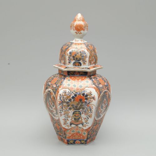 A TRIO OF JAPANESE IMARI LIDDED VASES - ADDITIONAL PHOTO 2