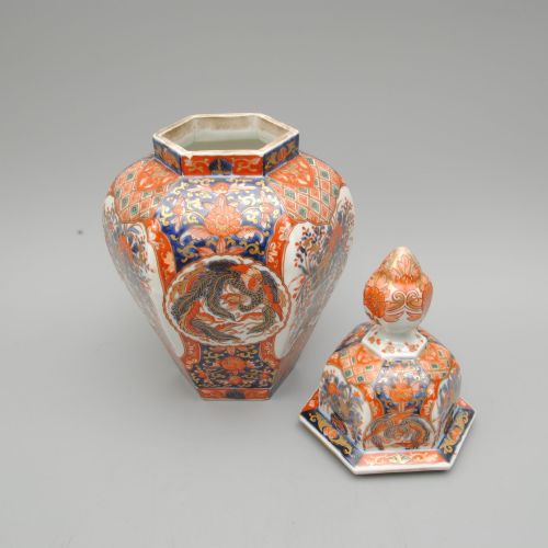 A TRIO OF JAPANESE IMARI LIDDED VASES - ADDITIONAL PHOTO 3