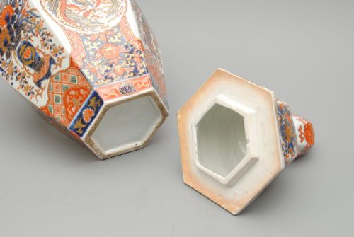 A TRIO OF JAPANESE IMARI LIDDED VASES - ADDITIONAL PHOTO 4