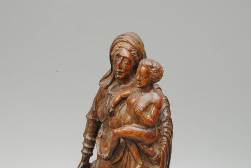 AN UNUSUAL 18TH CENTURY HARDWOOD CARVING OF MADONNA AND CHILD - ADDITIONAL PHOTO 3