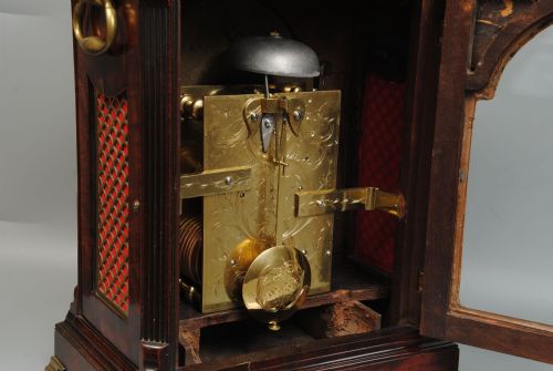 A FINE 18TH CENTURY MAHOGANY BELL TOP BRACKET CLOCK - ADDITIONAL PHOTO 3