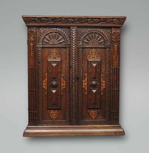 EARLY 18TH CENTURY CONTINENTAL OAK CABINET - ADDITIONAL PHOTO 2