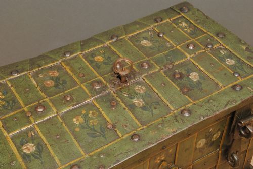 A FINE EXAMPLE OF A 17TH CENTURY PAINTED ARMADA CHEST - ADDITIONAL PHOTO 2