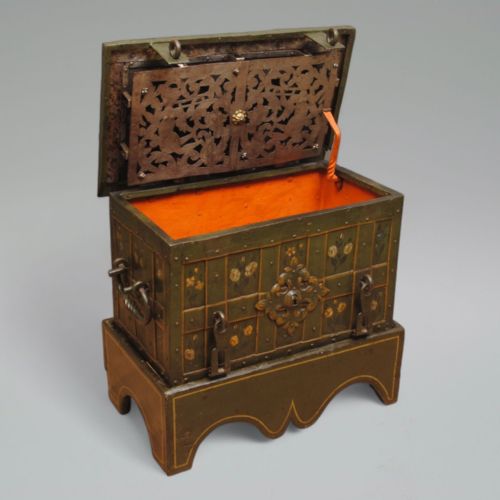A FINE EXAMPLE OF A 17TH CENTURY PAINTED ARMADA CHEST - ADDITIONAL PHOTO 3
