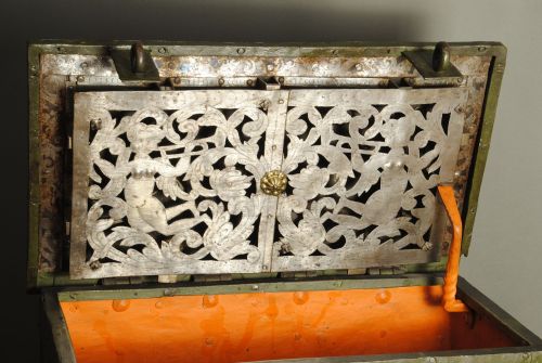 A FINE EXAMPLE OF A 17TH CENTURY PAINTED ARMADA CHEST - ADDITIONAL PHOTO 4