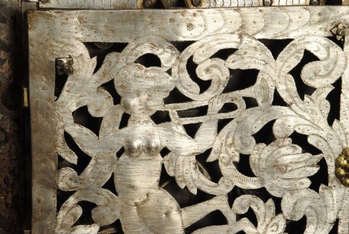A FINE EXAMPLE OF A 17TH CENTURY PAINTED ARMADA CHEST - ADDITIONAL PHOTO 5