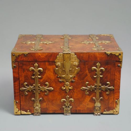 FINE LARGE EXAMPLE OF A KINGWOOD OYSTER VENEER COFFRE FORT - ADDITIONAL PHOTO 1