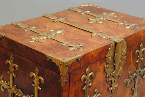 FINE LARGE EXAMPLE OF A KINGWOOD OYSTER VENEER COFFRE FORT - ADDITIONAL PHOTO 2