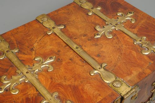FINE LARGE EXAMPLE OF A KINGWOOD OYSTER VENEER COFFRE FORT - ADDITIONAL PHOTO 3