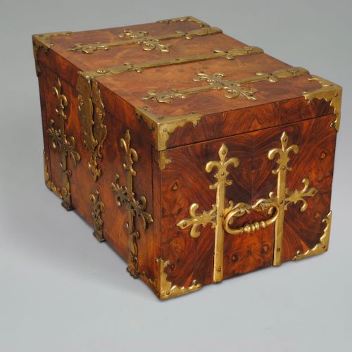 FINE LARGE EXAMPLE OF A KINGWOOD OYSTER VENEER COFFRE FORT - ADDITIONAL PHOTO 4