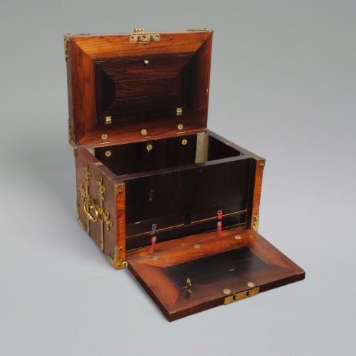 FINE LARGE EXAMPLE OF A KINGWOOD OYSTER VENEER COFFRE FORT - ADDITIONAL PHOTO 5