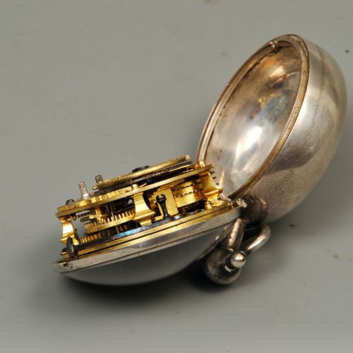 A SMALL EARLY 18TH CENTURY SILVER PAIR CASED POCKET WATCH - ADDITIONAL PHOTO 2
