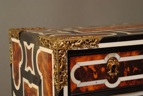 A FABULOUS 17TH CENTURY ITALIAN TABLE CABINET - ADDITIONAL PHOTO 2