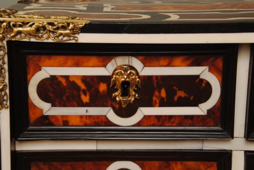A FABULOUS 17TH CENTURY ITALIAN TABLE CABINET - ADDITIONAL PHOTO 3