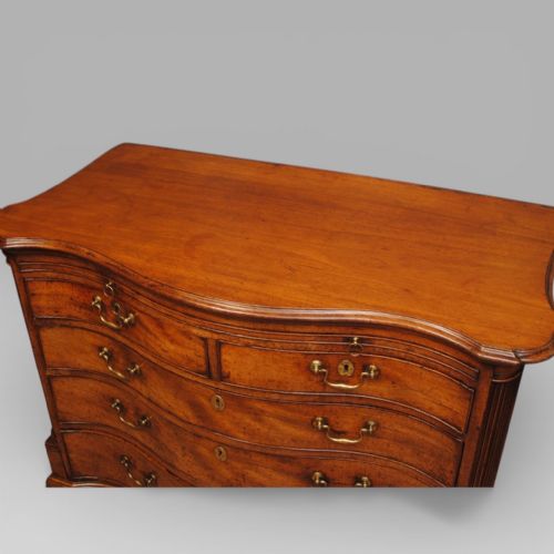 A FINE AND UNUSUAL LANCASHIRE MAHOGANY SERPENTINE CHEST - ADDITIONAL PHOTO 2