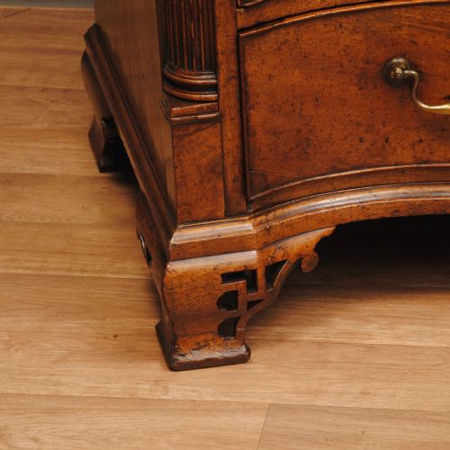 A FINE AND UNUSUAL LANCASHIRE MAHOGANY SERPENTINE CHEST - ADDITIONAL PHOTO 3