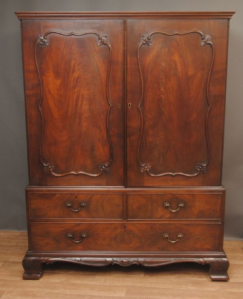 A FINE 18TH CENTURY MAHOGANY LINEN PRESS - ADDITIONAL PHOTO 2