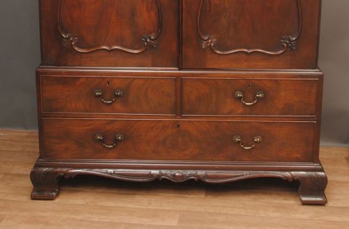 A FINE 18TH CENTURY MAHOGANY LINEN PRESS - ADDITIONAL PHOTO 3