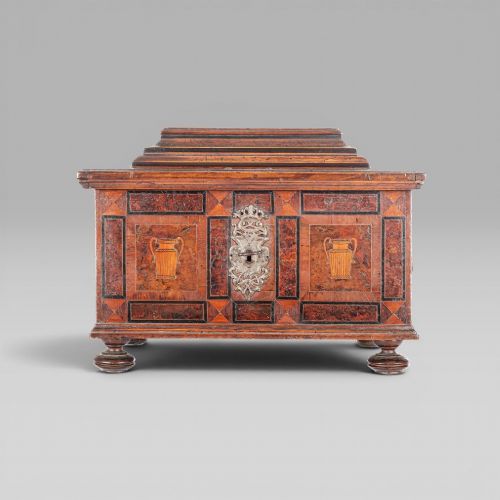 A LATE 17TH CENTURY CONTINENTAL BURR WOOD CASKET - ADDITIONAL PHOTO 1