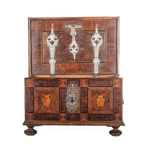A LATE 17TH CENTURY CONTINENTAL BURR WOOD CASKET - ADDITIONAL PHOTO 4
