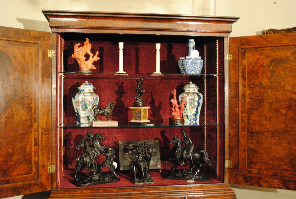  early 18th century Walnut cabinet on chest. View IV