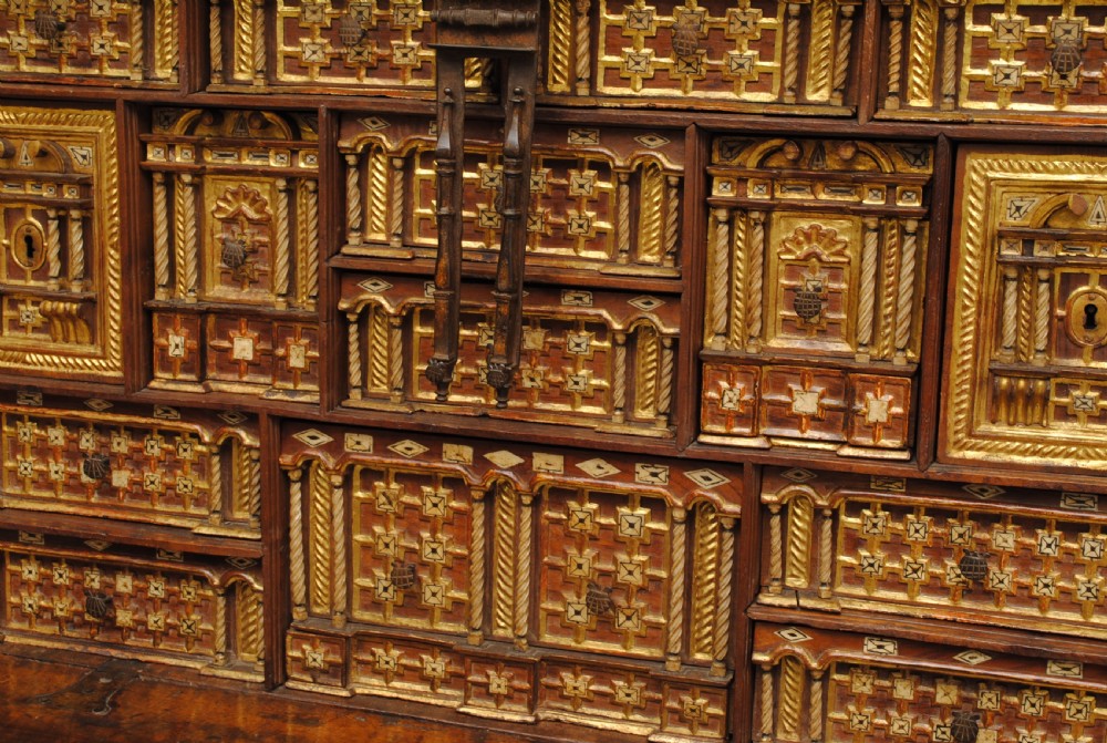 EARLY 17TH CENTURY SPANISH WALNUT VARGUENO View III