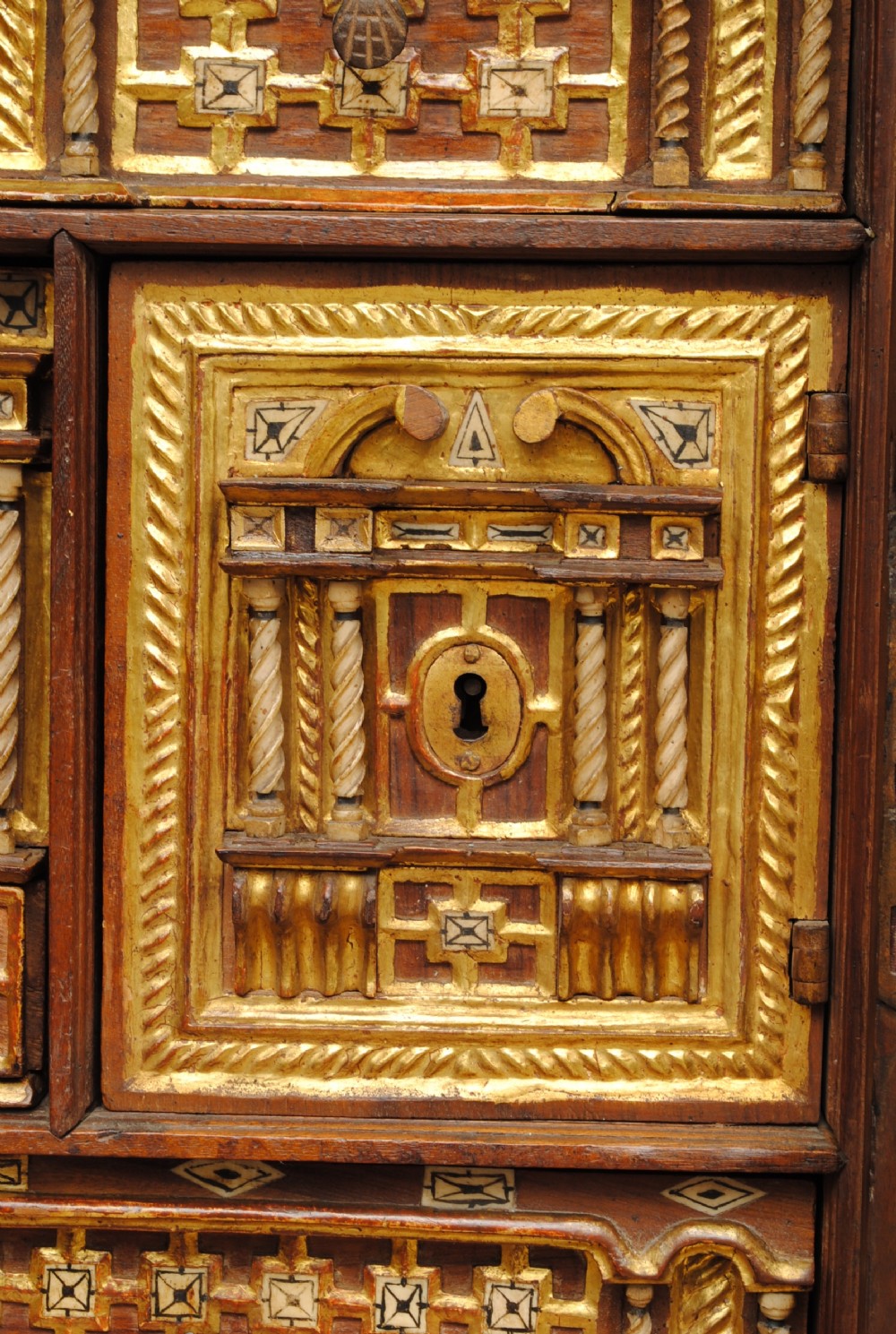 EARLY 17TH CENTURY SPANISH WALNUT VARGUENO View IV
