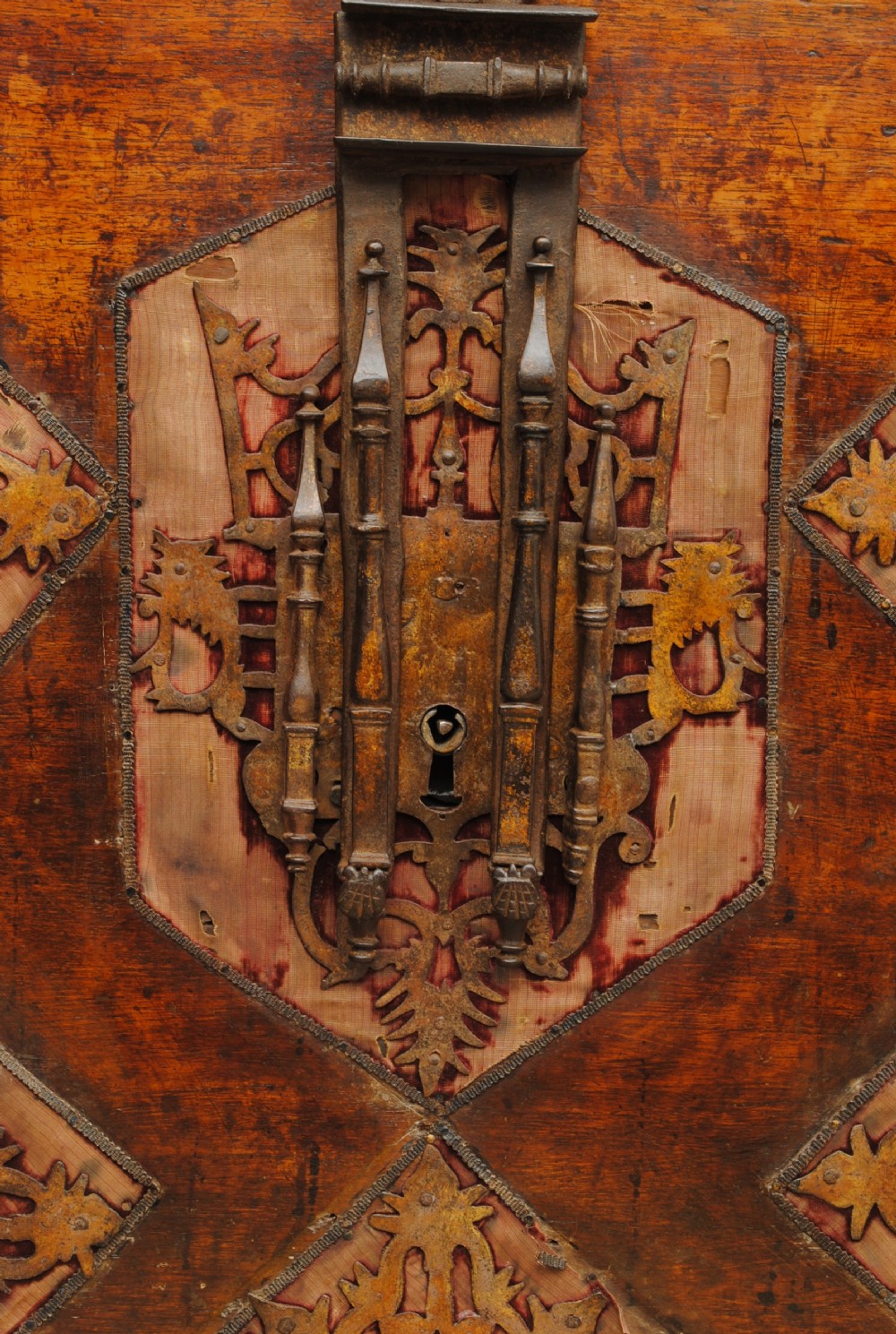 EARLY 17TH CENTURY SPANISH WALNUT VARGUENO View V