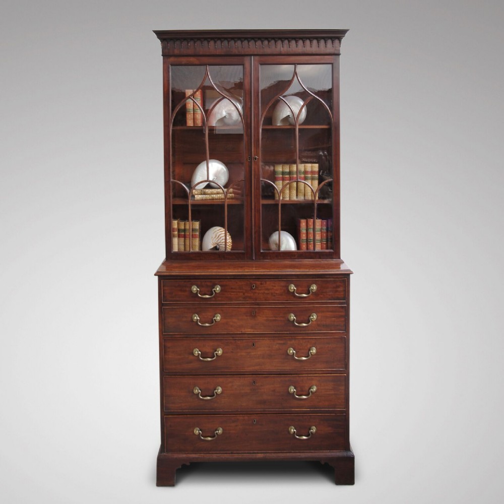ELEGANT SMALL 18TH CENTURY MAHOGANY SECRETAIRE BOOKCASE