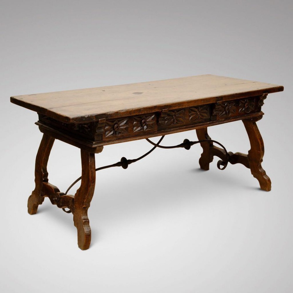 A 17TH CENTURY SPANISH WALNUT TABLE