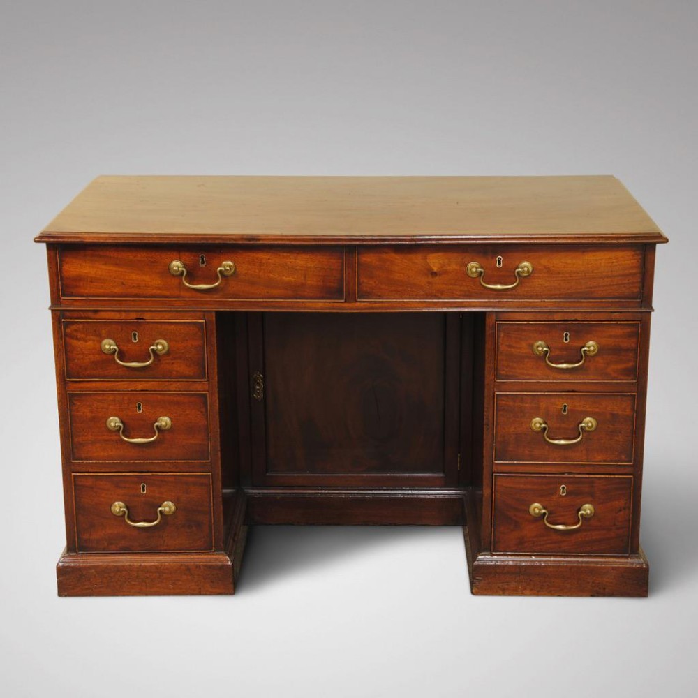 A FINE 18TH CENTURY MAHOGANY DESK