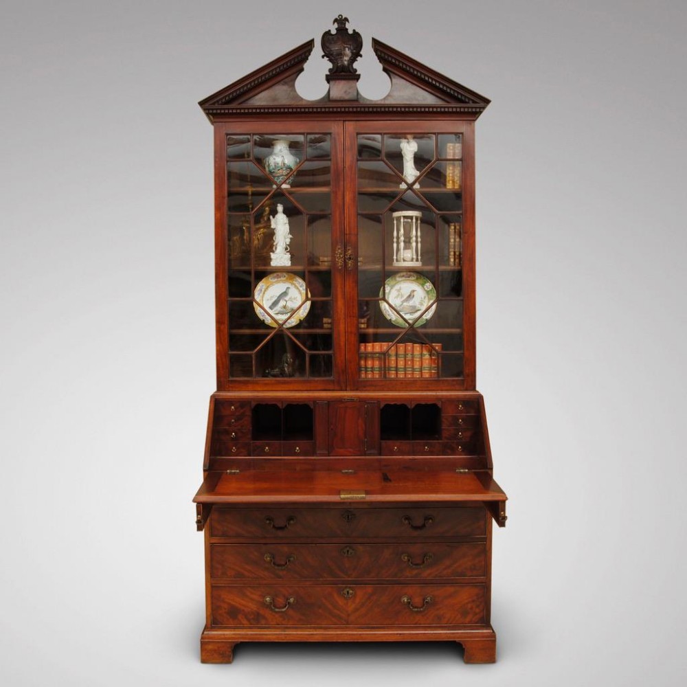 A FINE 18TH CENTURY MAHOGANY BUREAU BOOKCASE WITH BROKEN ARCH PEDIMENT AND CARVED CARTOUCHE