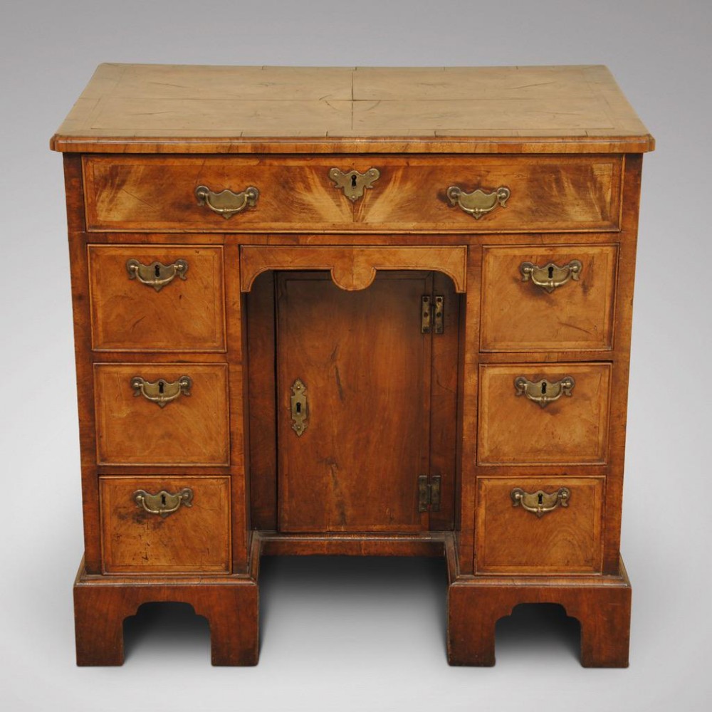 EARLY 18TH CENTURY WALNUT KNEEHOLE DESK