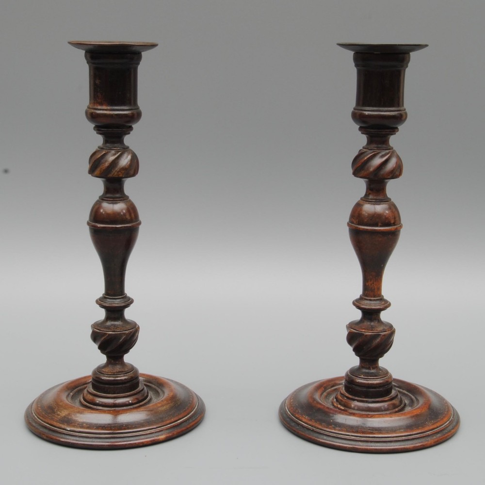 A PAIR OF 18TH CENTURY TREEN CANDLE STICKS