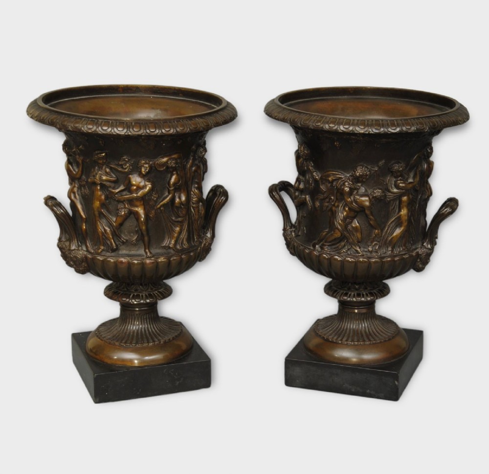 A PAIR OF 19TH CENTURY MEDICI BRONZE URNS