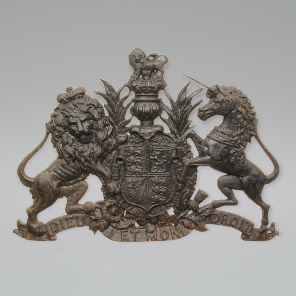 A WELL CAST VICTORIAN ENGLISH COAT OF ARMS