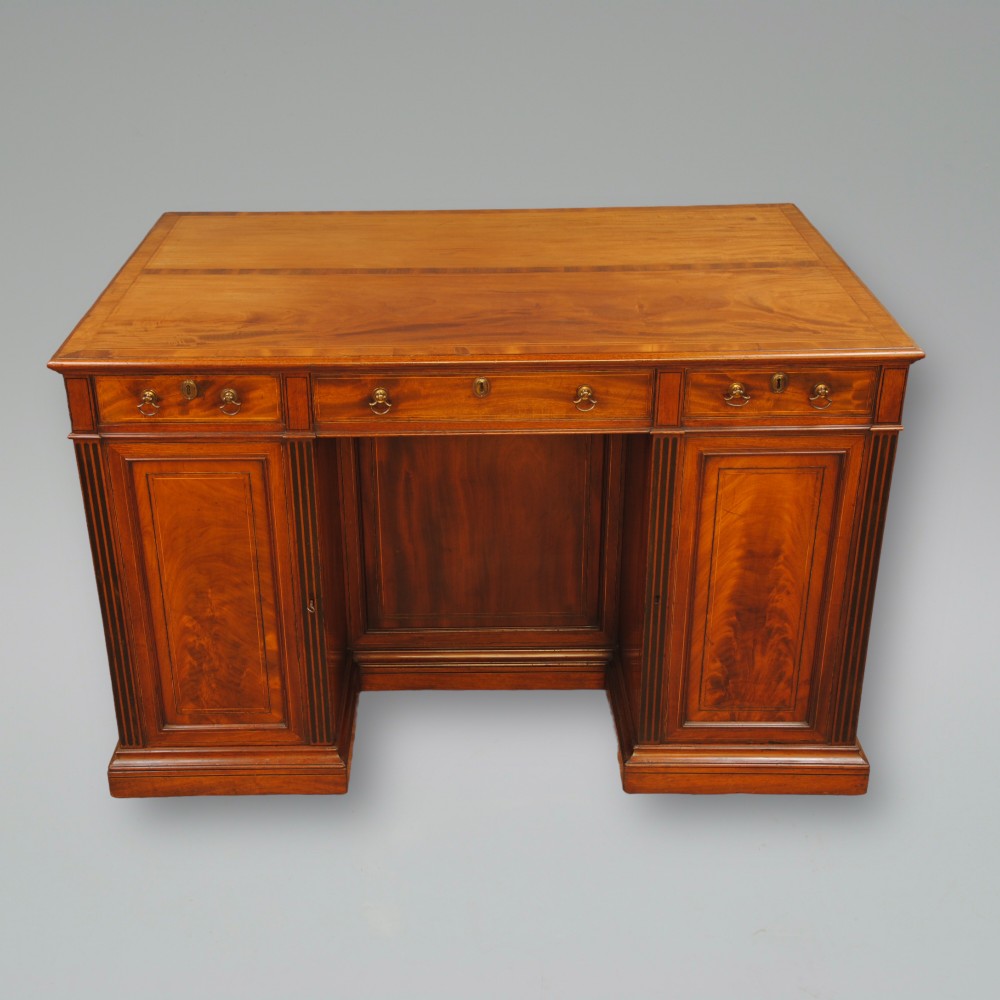 A FINE MAHOGANY FREE STANDING LIBRARY DESK