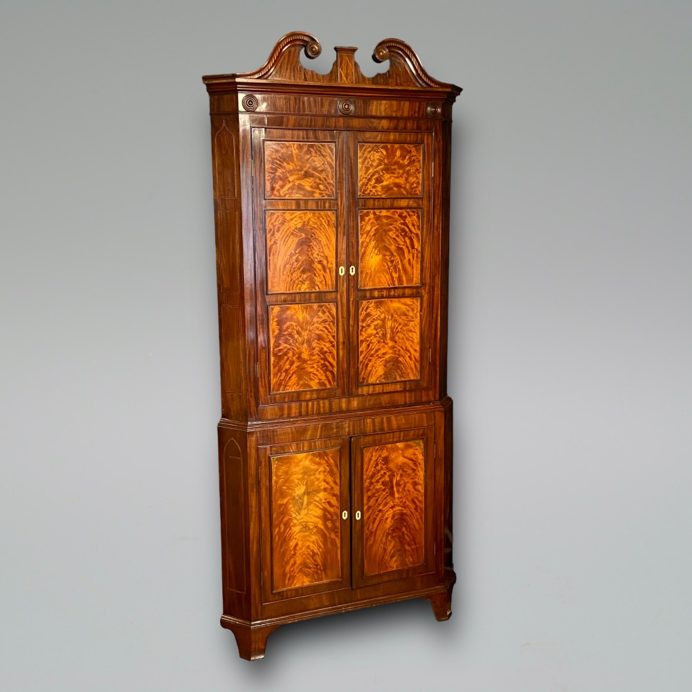 GEORGE III PERIOD MAHOGANY STANDING CORNER CUPBOARD