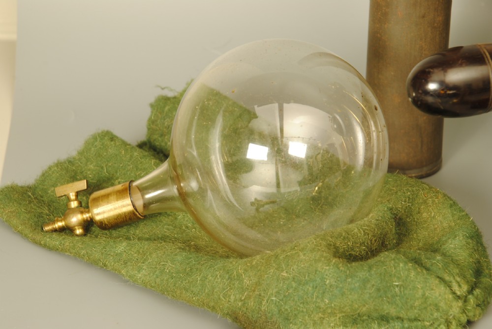 SUPERB EXAMPLE OF A BRASS AND MAHOGANY VACUUM PUMP View VII
