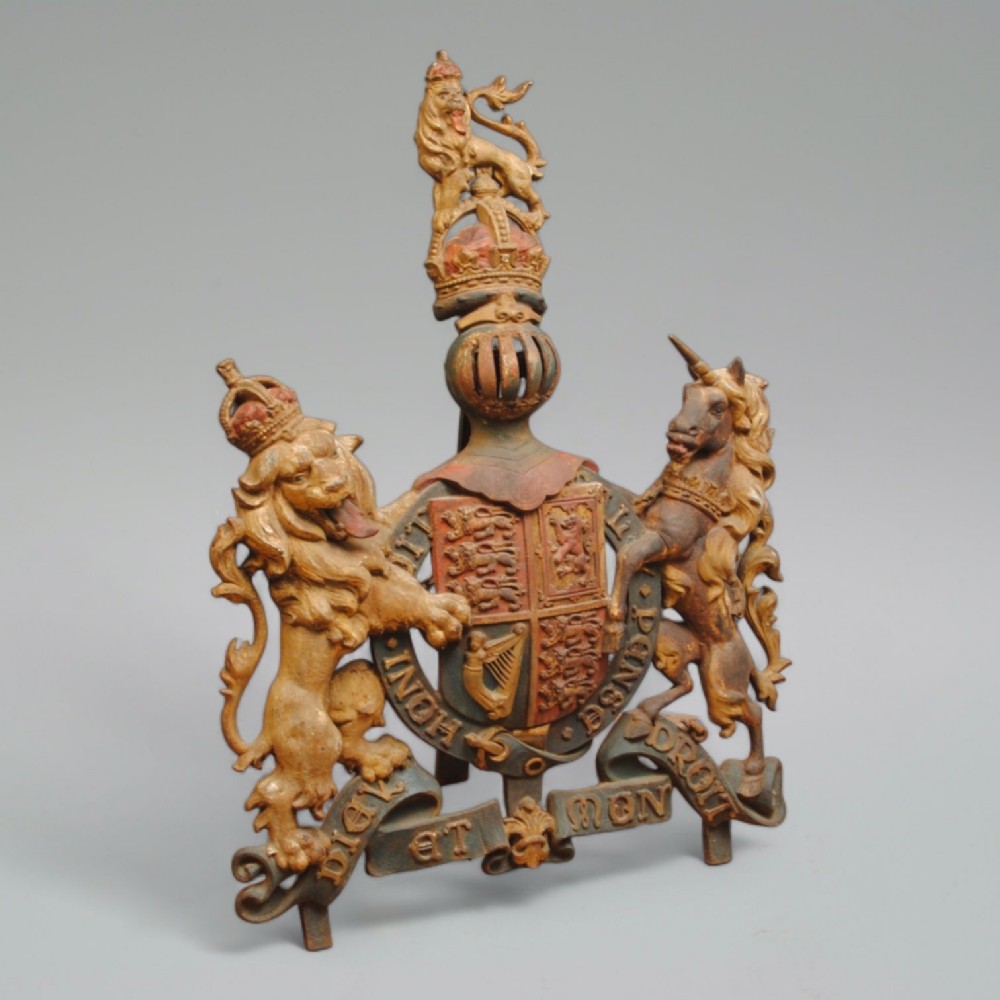 A SUPERB 19TH CENTURY CAST IRON ROYAL COAT OF ARMS